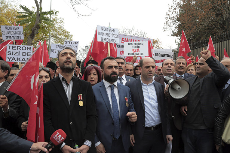 У немецкого посольства в турецкой Анкаре устроили пикет, участники которого осудили Берлин за политику двойных стандартов в отношении террористических организаций