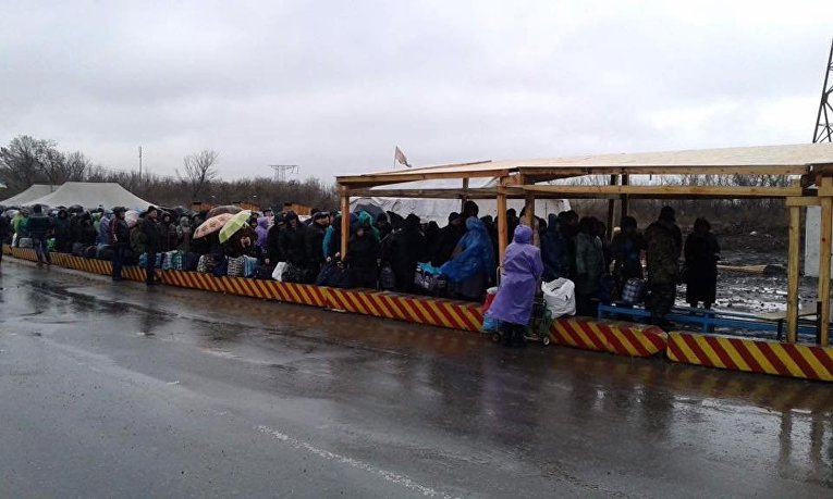 Ажиотаж на КПВВ Майорск и Марьинка. Количество желающих пересечь пункты пропуска - более тысячи человек на каждом.
