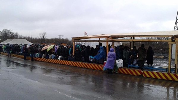 Ажиотаж на КПВВ Майорск и Марьинка. Количество желающих пересечь пункты пропуска - более тысячи человек на каждом.