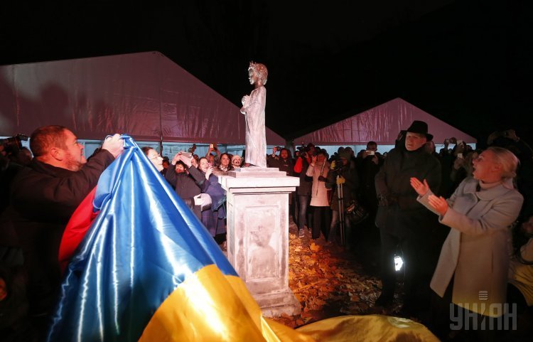 Памятник королеве Франции Анне Ярославне в Киеве