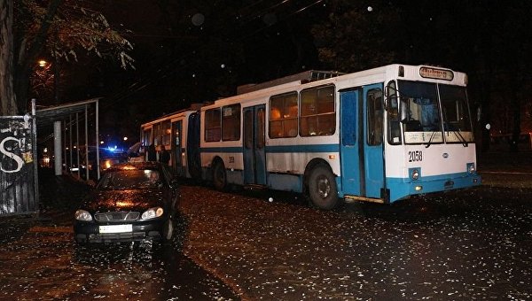В центре Днепра неизвестные обстреляли троллейбус