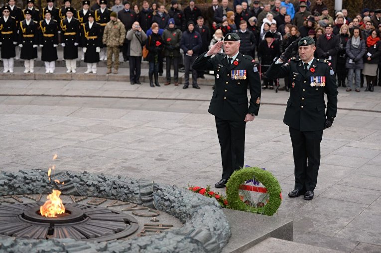 День памяти у Могилы Неизвестного солдата в Киеве