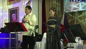 Президент Филиппин и премьер Малайзии спели в караоке. Видео