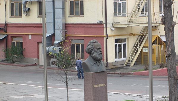 Памятник Карлу Марксу на территории киевской кондитерской фабрики Roshen