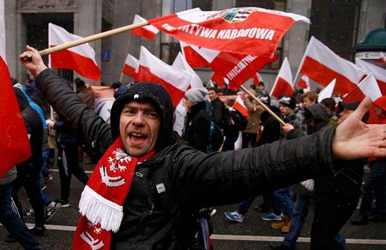День независимости в Польше с файерами и флагами