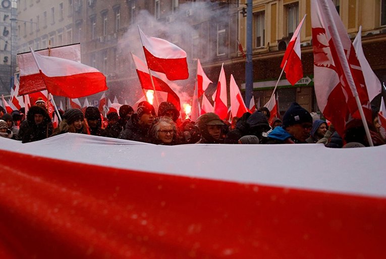 День независимости в Польше с файерами и флагами