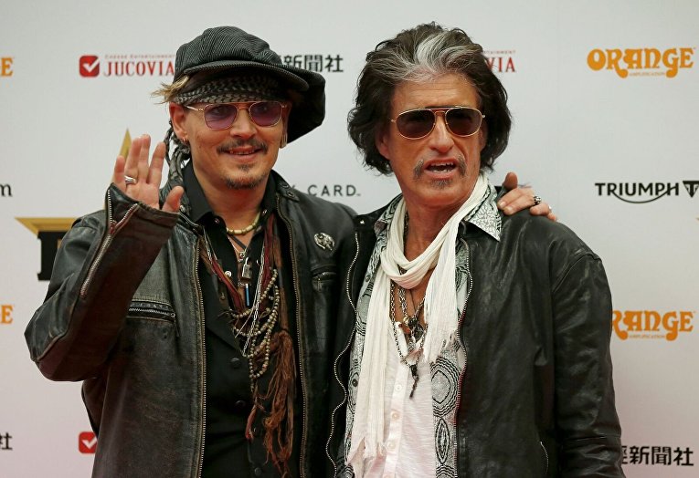 Джонни Деп и гитарист Aerosmith Джо Перри на красной дорожке Classic Rock Roll of Honour awards в Токио