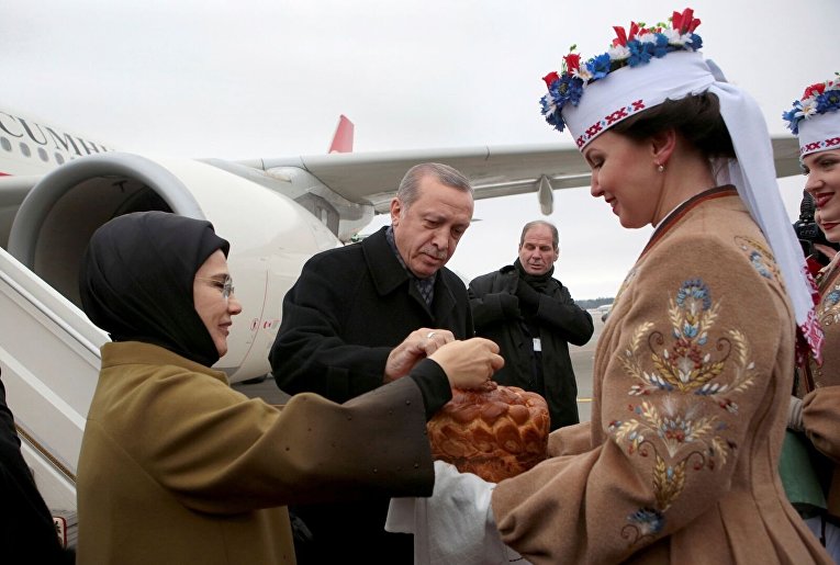 Президента Турции Реджепа Тайипа Эрдогана с супругой встречают в аэропорту Минска