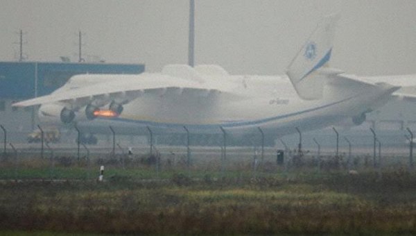 Выброс пламени при выключении двигателей самолета Мрия в Лейпциге