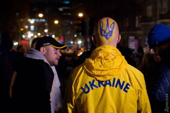Футбольные фанаты прошли маршем по центру Одессы
