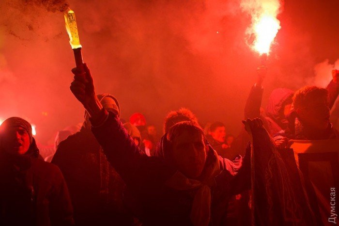 Футбольные фанаты прошли маршем по центру Одессы