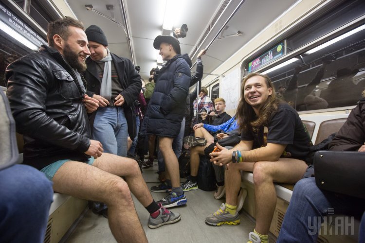 Флешмоб Поездка в трусах в метро в Киеве