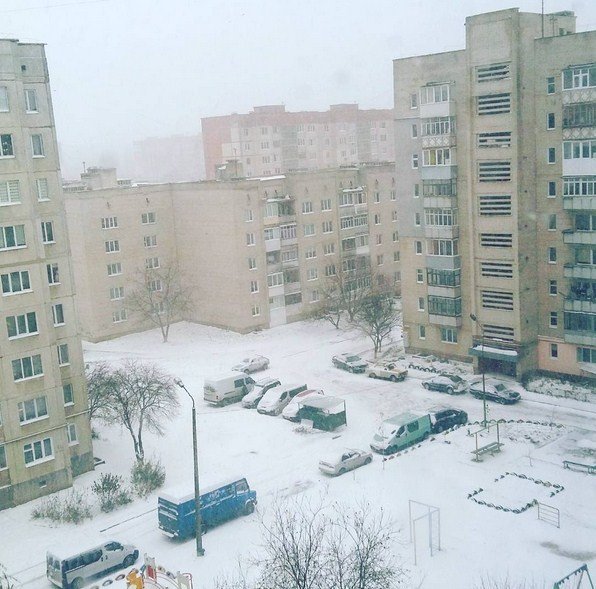 Украину замело снегом