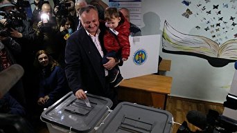 Лидер социалистов Игорь Додон пришел на избирательный участок с семьей
