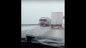 Снежные заторы на трассе Киев-Чоп