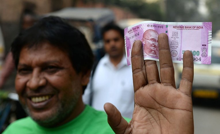 Очереди за новой валютой в Индии растут, власти говорят, что это временно