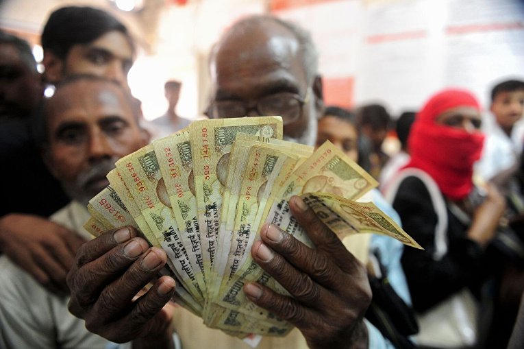 Очереди за новой валютой в Индии растут, власти говорят, что это временно