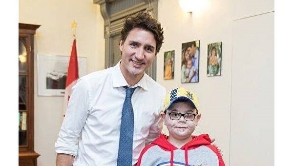 Премьер-министр Канады Джастин Трюдо и пострадавший от взрыва снаряда мальчик Николай Нижниковский