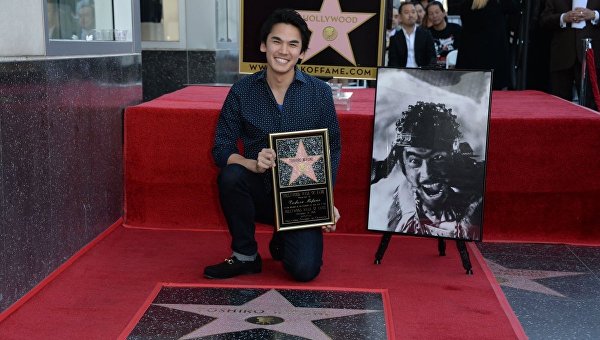 Японский актер Тосиро Мифунэ посмертно удостоен звезды на Аллее славы в Голливуде, его представил внук Рики Мифунэ