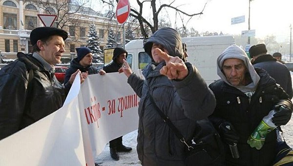 Участники митинга с плакатами в поддержку Валерии Гонтаревой