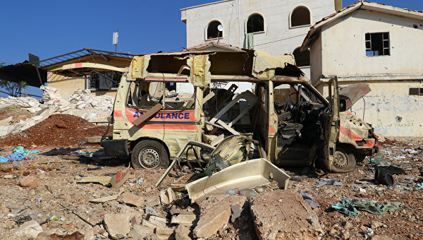 Поврежденная авиаударами машина скорой помощи в Сирии