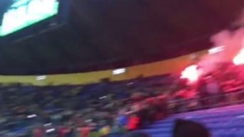 На матче Украина-Сербия украинские болельщики сожгли флаги гостей. Видео