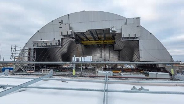 Установка арки над четвертым энергоблоком ЧАЭС