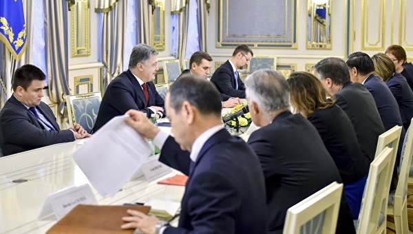 Петр Порошенко на встрече с послами стран Большой семерки
