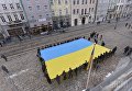 Во Львове во время празднования Дня студента развернули флаг Украины