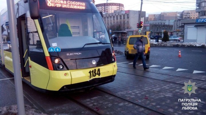 Во Львове трамвай попал в ДТП на следующий день после презентации