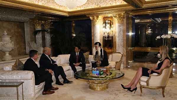 35-летняя Иванка Трамп на встрече своего отца с премьер-министром Японии Синдзо Абэ.