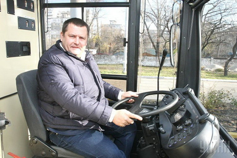 Мэр Днепра Борис Филатов сидит за рулем троллейбуса
