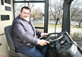 Мэр Днепра Борис Филатов сидит за рулем троллейбуса