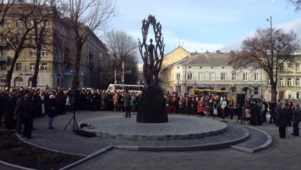 Во Львове открыли первый в Украине памятник поэту Богдану-Игорю Антоничу