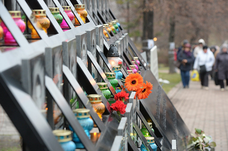 Возложение цветов возле Креста Героев Небесной Сотни в Киеве в День Достоинства и Свободы
