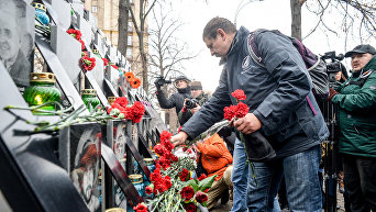 Возложение цветов возле Креста Героев Небесной Сотни в Киеве в День Достоинства и Свободы