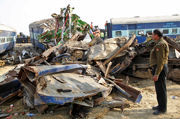 Число погибших при сходе вагонов пассажирского поезда с рельсов в индийском штате Уттар-Прадеш достигло 133.