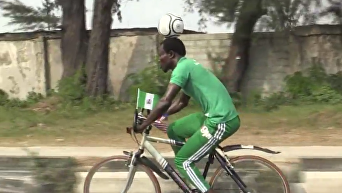 Нигерийский футболист проехал 103 км на велосипеде с мячом на голове