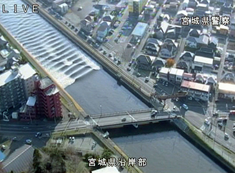 Землетрясение на востоке Японии вызвало цунами высотой до 1,4 метра. По информации японских СМИ, волна такой высоты наблюдалась в районе порта Сэндай на побережье префектуры Мияги.