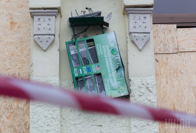 Последствия ночного погрома в отделении Сбербанка в Киеве