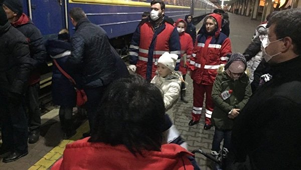 Школьников, которые отравились в Каменец-Подольском, на вокзале в Киеве встречали 12 скорых