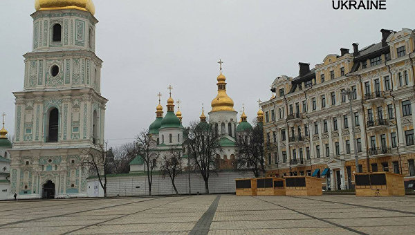 Монтаж домиков новогоднего городка на Софийской площади в Киеве