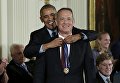 Президент США Барак Обама и знаменитый актер Том Хэнкс, обладатель двух премий Оскар.