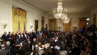 Президент США Барак Обама выступает с речью перед вручением высшей гражданской награды США - президентской медали Свободы