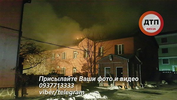 В Киеве на улице Пироговского горит дом.