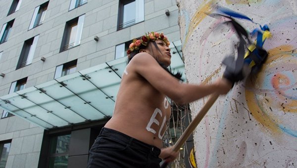 Акция Femen у посольства Германии в Киеве