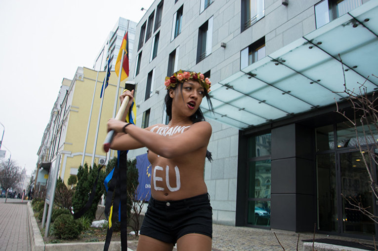 Акция движения FEMEN The Wall у посольства Германии в Украине