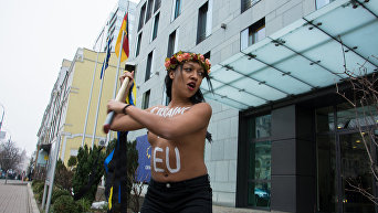 Акция движения FEMEN The Wall у посольства Германии в Украине