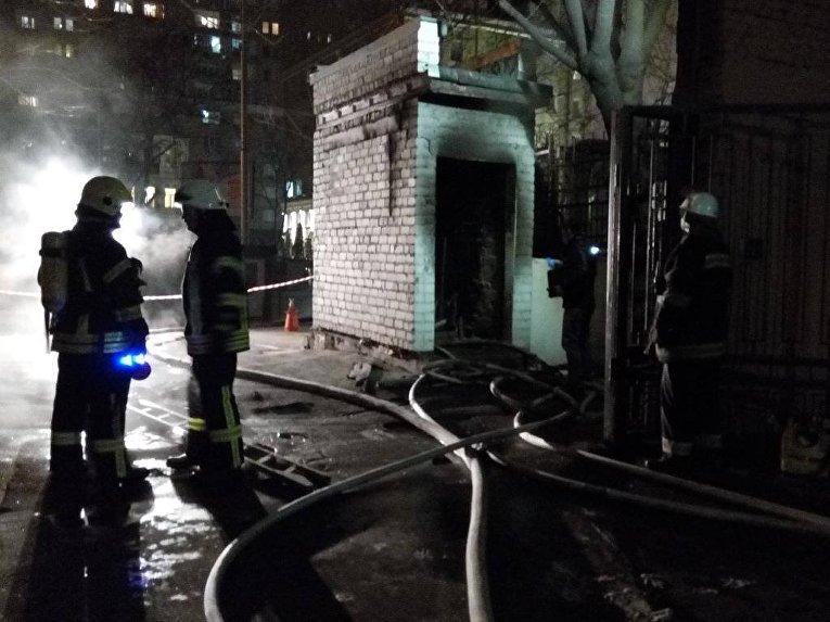 В центре Киева спасатели пять часов тушили подземный коллектор