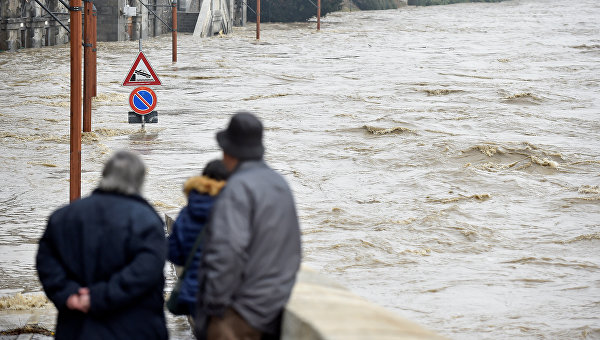 На северо-запад Италии обрушились сильные дожди, которые привели к наводнению.